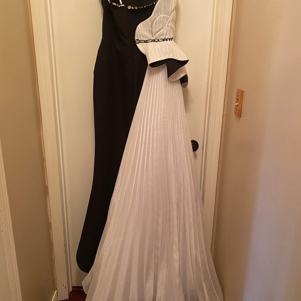 Pre Owned Fouad Sarkis 2796
Size: 8
 
Color : Black and white